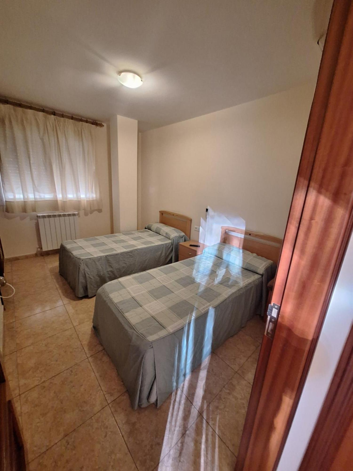 Hostal Pension - La Rotonda 호텔 Tardienta 외부 사진